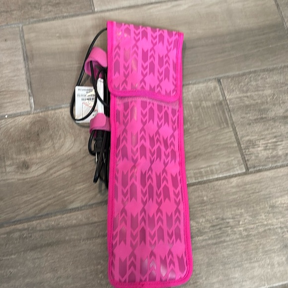 Never used! Beachwaver B1 Rotating Curling iron with additional storage pouch - Picture 3 of 5